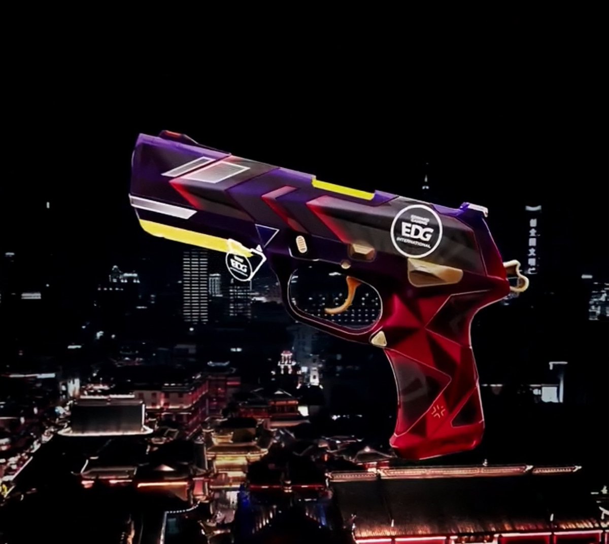 FionnOnFire's tweet image. EDG's Classic is like a mash up of 30 different colors, some that EDG have never used in any of their uniforms or logos, and it still somehow works