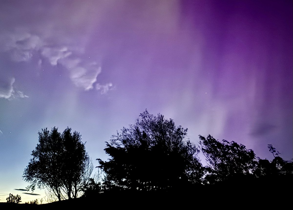 At 4am in the North Sperrins, Lady Aurora is still dancing away and greeting the dawn….Now THAT is something special 🥰 Ohhh what a night!! @downtownradio @coolfm @bbcweather @bbcniweather @angie_weather @barrabest @WeatherCee @geoff_maskell @Louise_utv @LoveBallymena @UTVNews