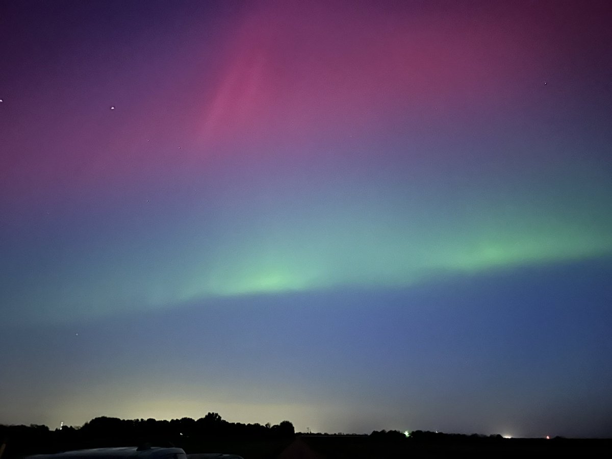 runfast00's tweet photo. Northern lights in Kansas. https://t.co/3m39VeCb8Z