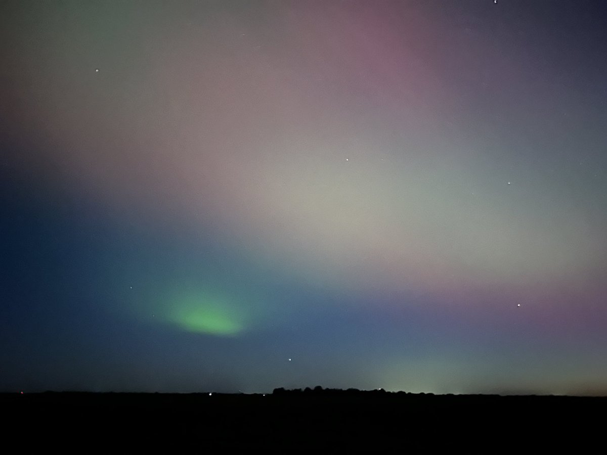 runfast00's tweet photo. Northern lights in Kansas. https://t.co/3m39VeCb8Z