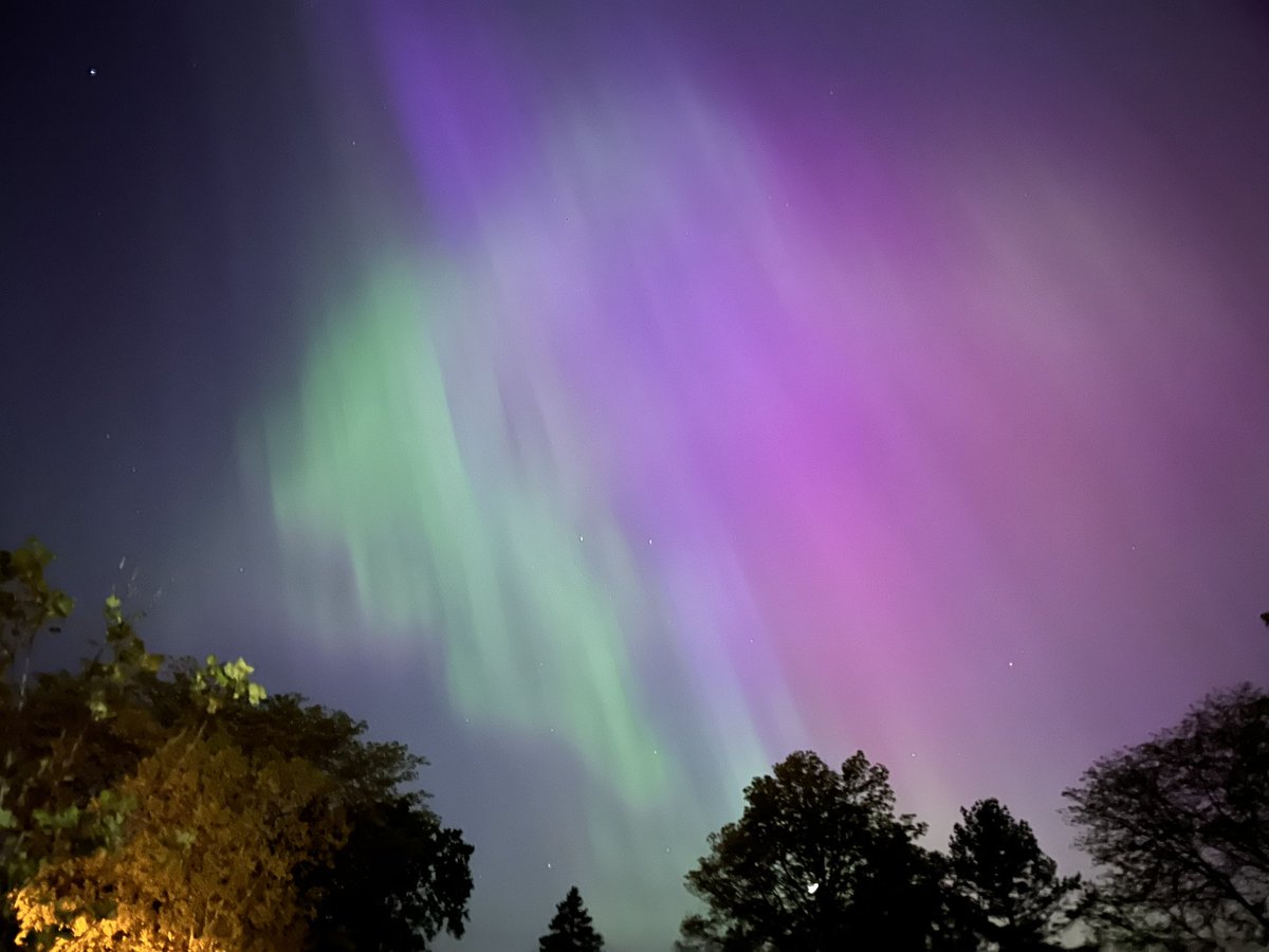 The #NorthernLights put on a show in Ann Arbor tonight!