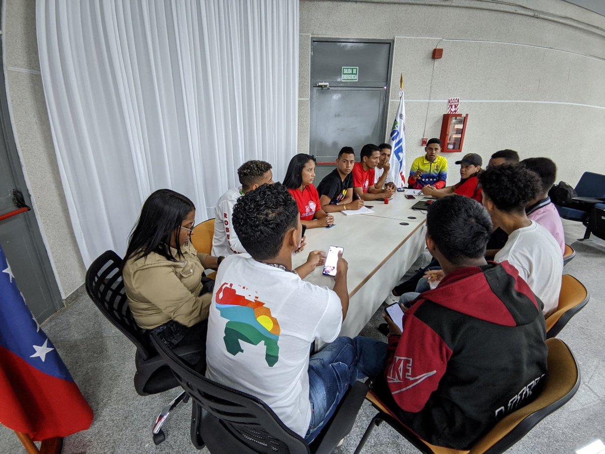 Nuestra Coord. Municipal Isabela Silva y el Coord. Estadal @AnthoniVNZLA lideraron una reunión en el EPM JPSUV Bno Angostura, reafirmando el compromiso con el Cmdte eterno Hugo Chávez y la reelección del Pdte @NicolasMaduro. ¡Venceremos!🌟🚩 #JPSUVBolívar #VenezuelaFestivalDeAmor