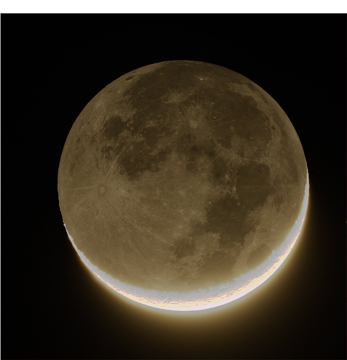 ふぅ…中々難儀したぜ(達成感)

昨日の月(月齢2.3)🌒
@ Celestron 4SE,Vixen ED80S(地球照)🔭
#月 #地球照

ED80Sにクローズアップレンズのレデューサーは
相性めちゃくちゃ(・∀・)ｲｲ!!
青空の中撮ったやつはコントラストがダメでボツ。
暗くなってから撮ったけどシーイングがイマイチ。