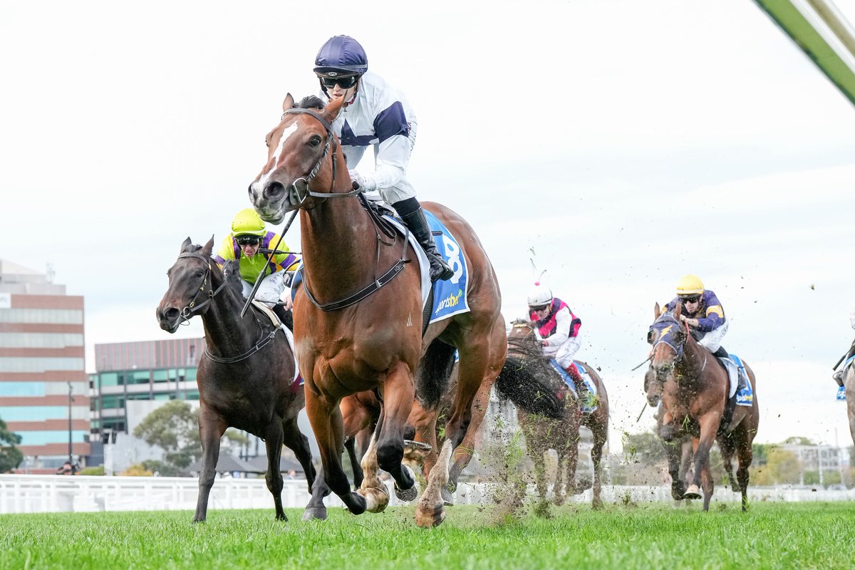 🍑 A peach of a front-running ride by rising apprentice @jaylahkennedy gets Fancify home & provides a fitting tribute to the late jockey Rod Griffiths, in whose honour Race 3 at Caulfield was named @MelbRacingClub