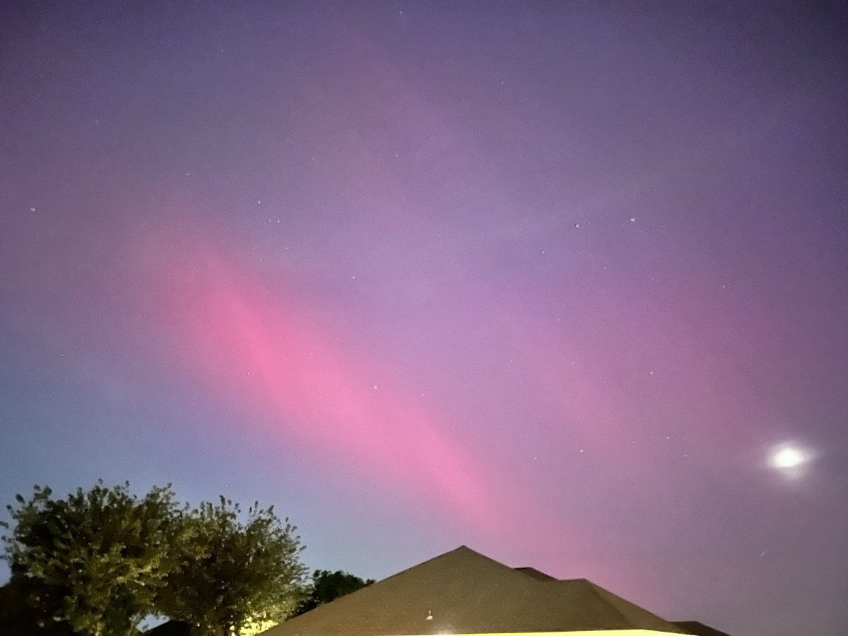 Simple iPhone, even with #OklahomaCity light pollution, #Auroraborealis ❤️🥹