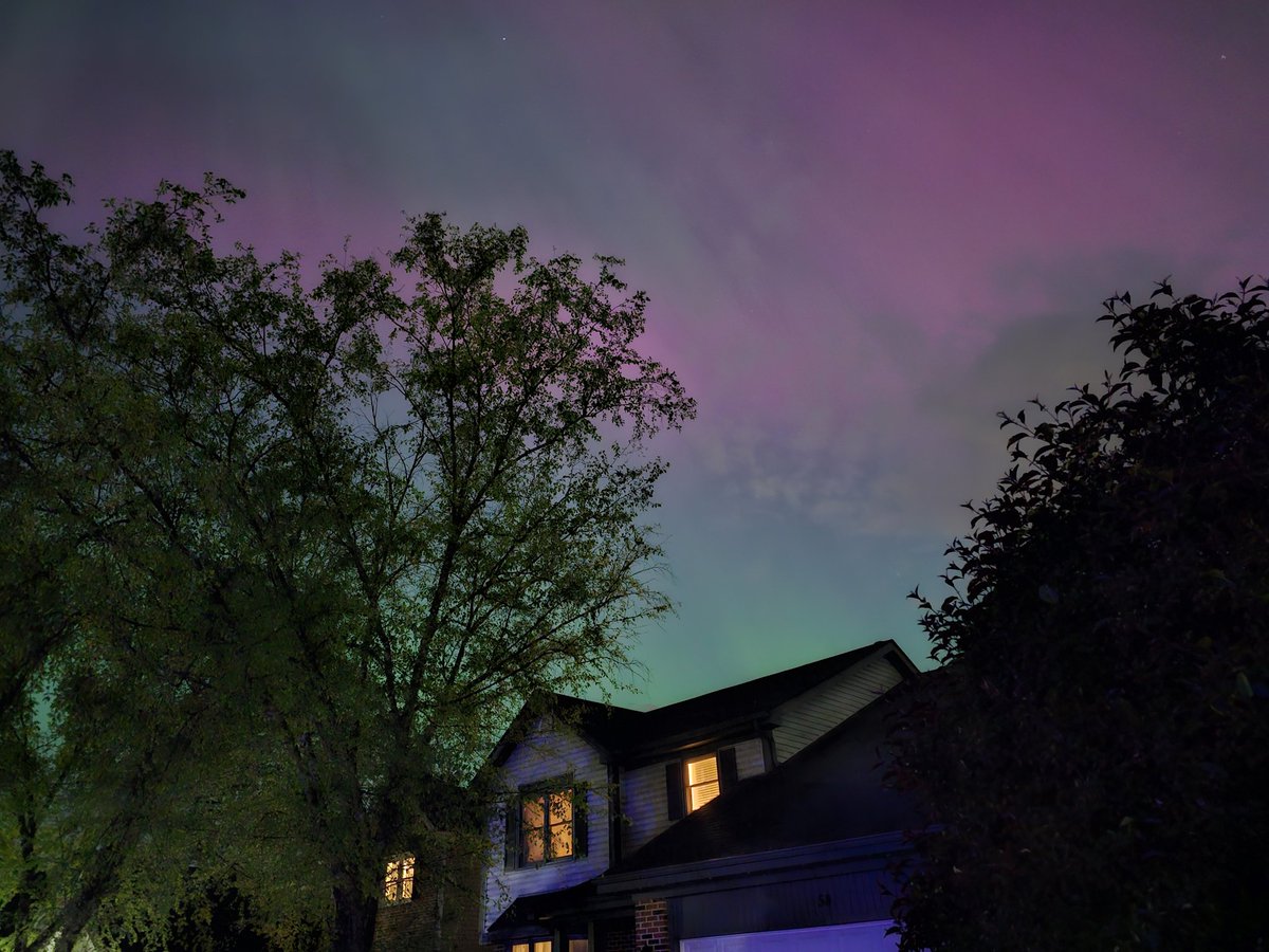 aeo_art's tweet photo. Captured the aurora over my house this evening with my cell phone camera. https://t.co/KsKg6kuQaP