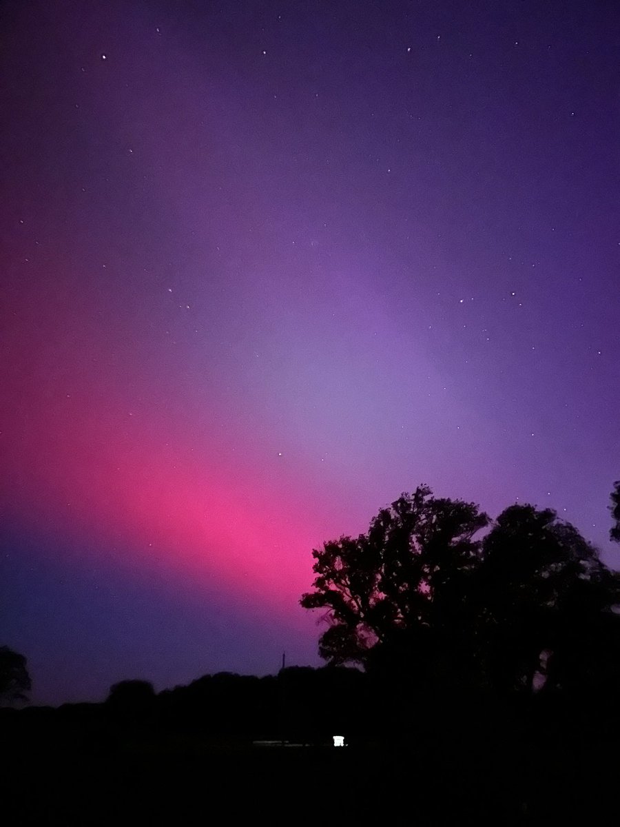 No WAY!! This is looking west about 30 miles SW of Wichita! Never in my life did I think you could see the #NorthernLights in Kansas! #KSWX