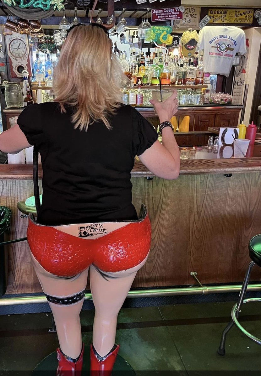 LauraMarinan's tweet photo. Does this chair make my butt look big?!? #rustyspur https://t.co/ztHqK9lZlD