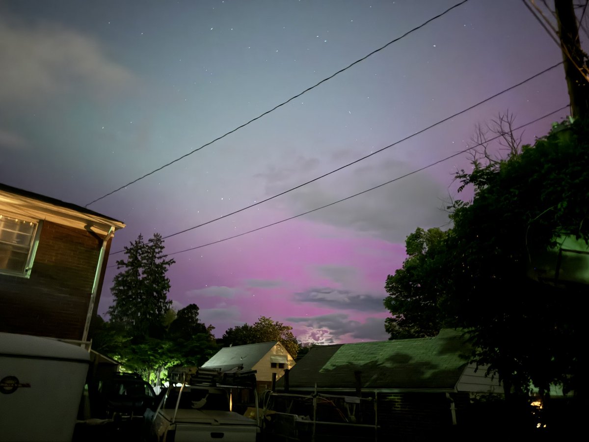 RLJ1988's tweet photo. Northern lights in Staunton VA!!! #aurora #Auroraborealis #vawx https://t.co/vRiTSkysvL