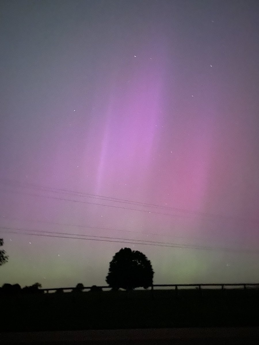 From Paris, city of light - Northern lights.   In Kentucky! #kywx #northernlights #Auroraborealis <a href="/Kentuckyweather/">Chris Bailey</a> <a href="/StormHour/">#StormHour</a>
