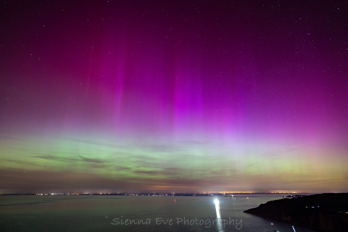 I still can’t believe this just happened, never ever did I think I would get to see the Northern Lights especially not from the Island, feeling ecstatic 
#nationaltrust <a href="/VisitTheNeedles/">The Needles</a> <a href="/nationaltrust/">National Trust</a> #NorthernLights #Auroraborealis #isleofwight