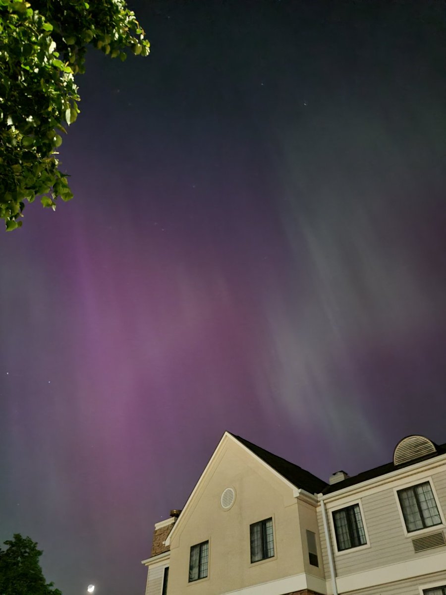 US News 🇺🇲📰

My wife's Northern Lights photos from Utica, Michigan.

#NorthernLights #Auroraborealis #Michigan