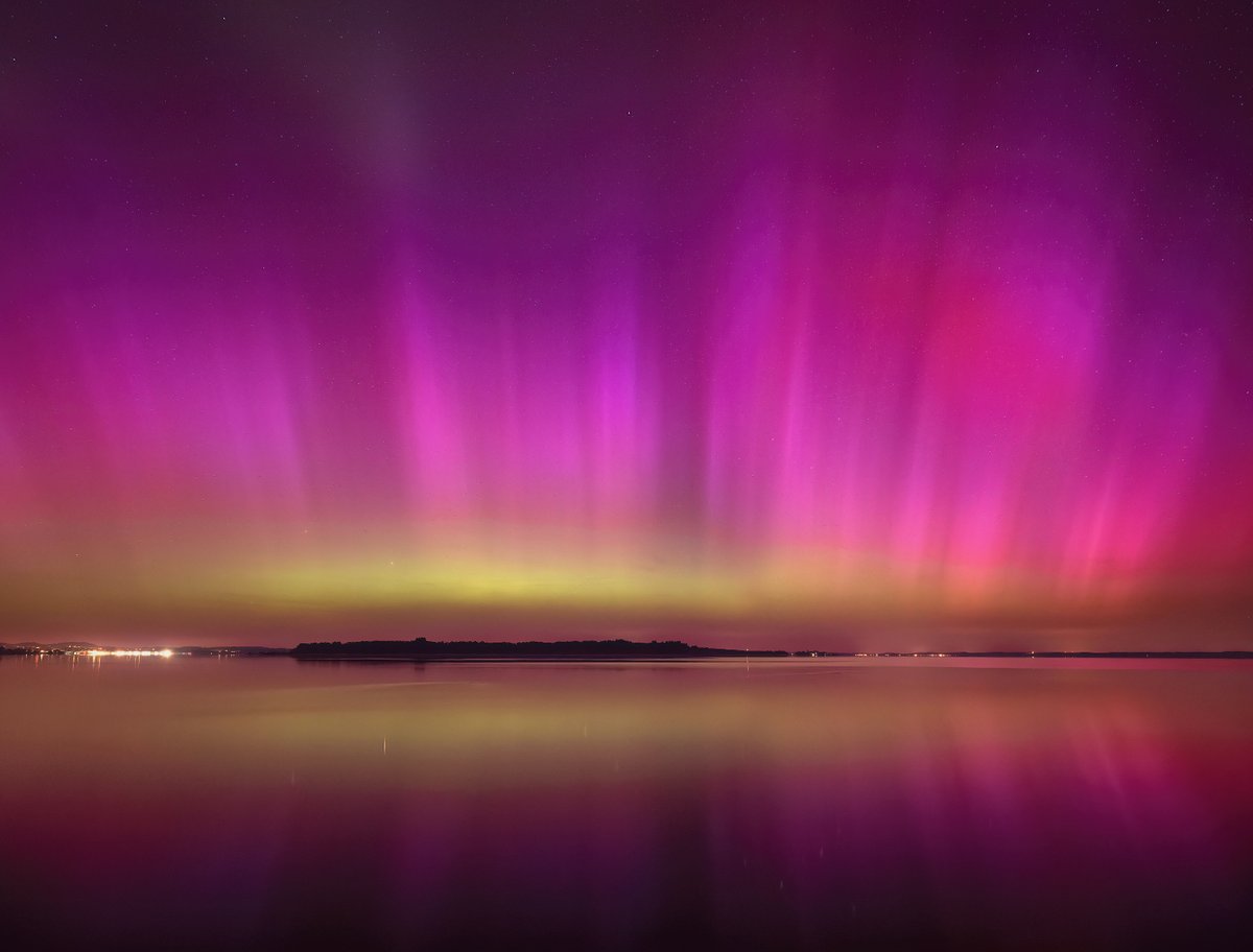 Good Morning
After a wild night with aurora borealis even in the Alps it's time to get some sleep. Intense aurora reflected in Lake Chiemsee, Bavaria, Germay.
#auroraborealis #polarlichter #nordlicht