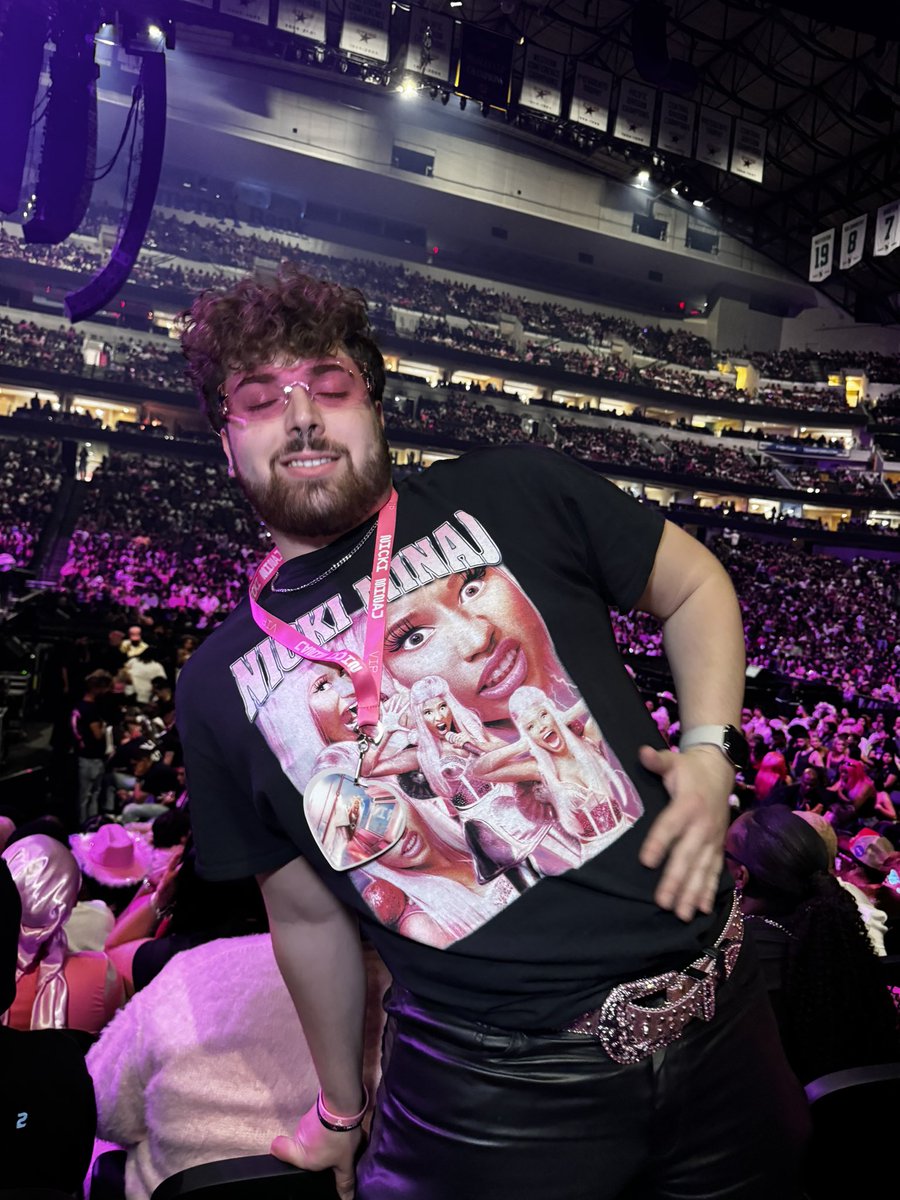 GAB3WAY's tweet photo. #GAGCITYDALLAS #NICKIMINAJ #BARBZ #SHOWIN #OUT https://t.co/brxos1mTEO