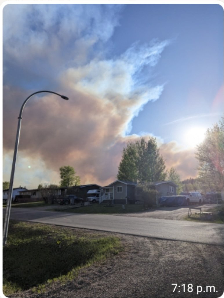 Fort Nelson in northern BC is under evacuation order tonight because of wildfires.

Pictures from locals in the area

#bcwildfire