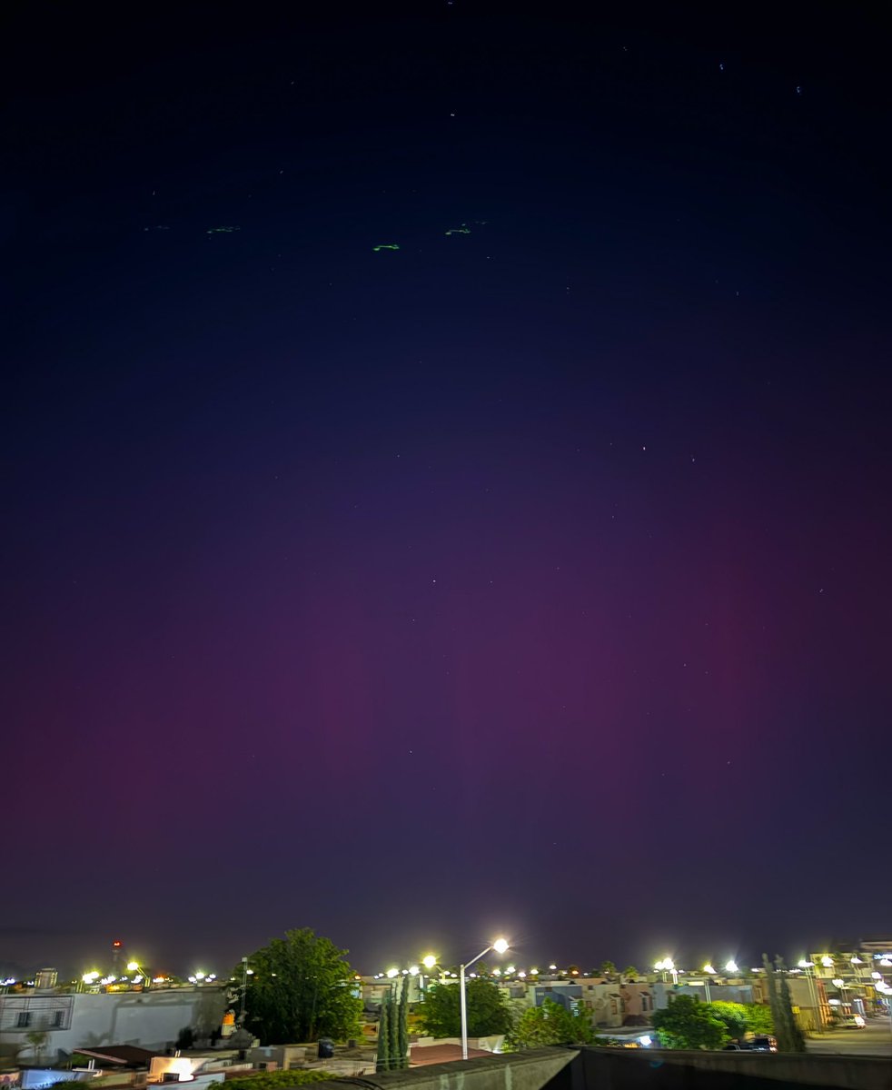 FronteraSpacial's tweet photo. El mundo entero se RINDE ante las maravillosas auroras que se están apreciando en gran parte del mundo durante todo el día de hoy: hemisferio norte, hemisferior sur, Europa o América. ¡Todos viendo las maravillas de la naturaleza! 😍☀️

#TormentaSolar #AurorasBoreales https://t.co/GVjGA7UEiO