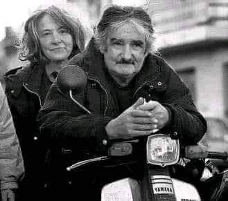 "Lucía me ha hecho la vida posible. Lamento no haber tenido hijos, sí. Me dediqué a cambiar el mundo y se me fue el tiempo. Nuestra vida con Lucía es una dulce costumbre. Hablamos de política, de otras cosas, miramos fútbol, somos compañeros, somos amigos. Ella es mucho más