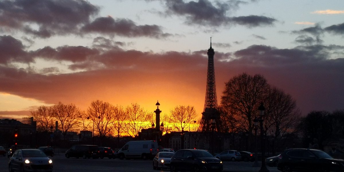 @Dan_Kinghorn77 QP or share your 'silhouette at sunset' Silhouette from Paris famous plaza