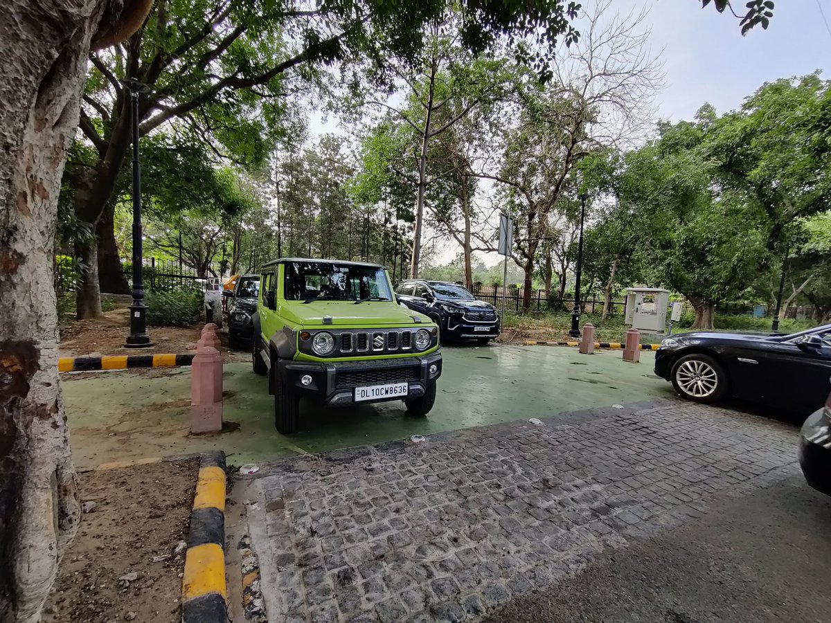 This is Nehru Park! The green color path that you see is a newly built cycle track and the cars parked on the cycle tracks possibly belong to runners who at times cycle too. Money can bring us luxury but not the civic sense! @LtGovDelhi @tweetndmc @dtptraffic @CMODelhi