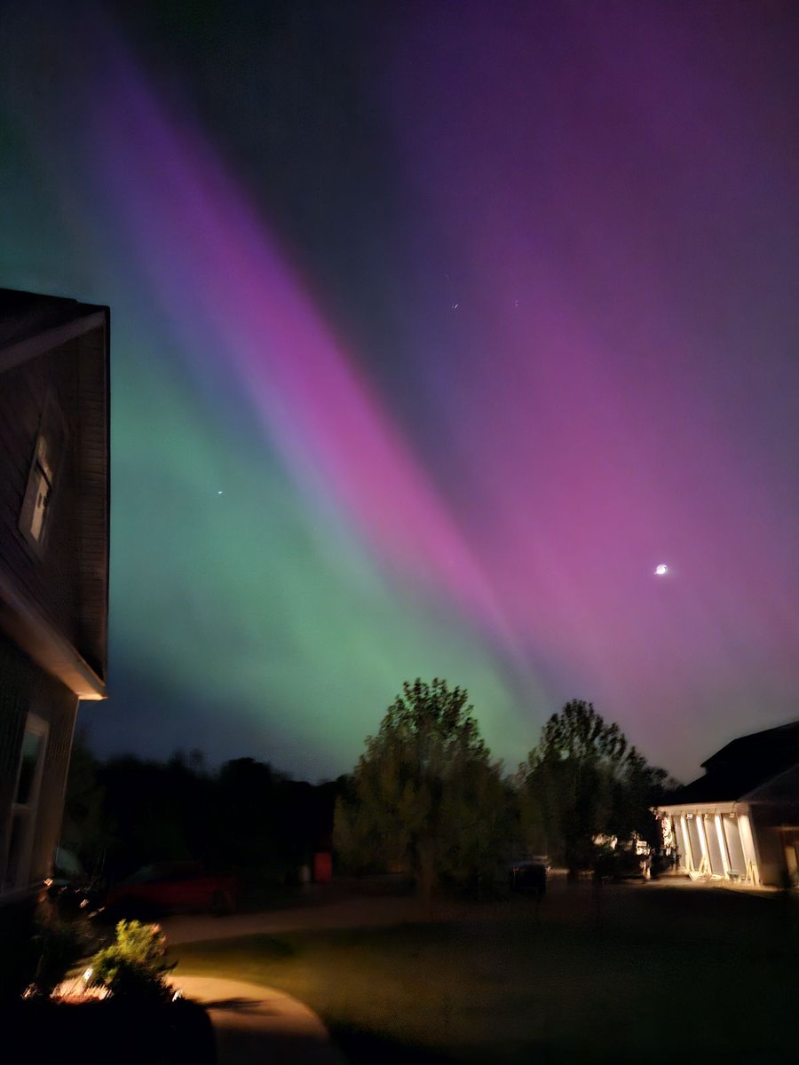 TechTime_MrsB's tweet image. Aurora borealis in Circleville, Ohio! Amazing! Pictures are straight off the camera!! @TheCvilleHerald @nbc4i @wbns10tv @sciotopost @rawsalerts @SunWeatherMan