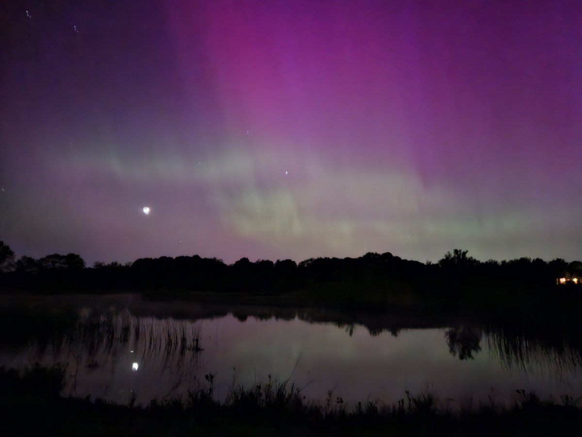 TechTime_MrsB's tweet image. Aurora borealis in Circleville, Ohio! Amazing! Pictures are straight off the camera!! @TheCvilleHerald @nbc4i @wbns10tv @sciotopost @rawsalerts @SunWeatherMan