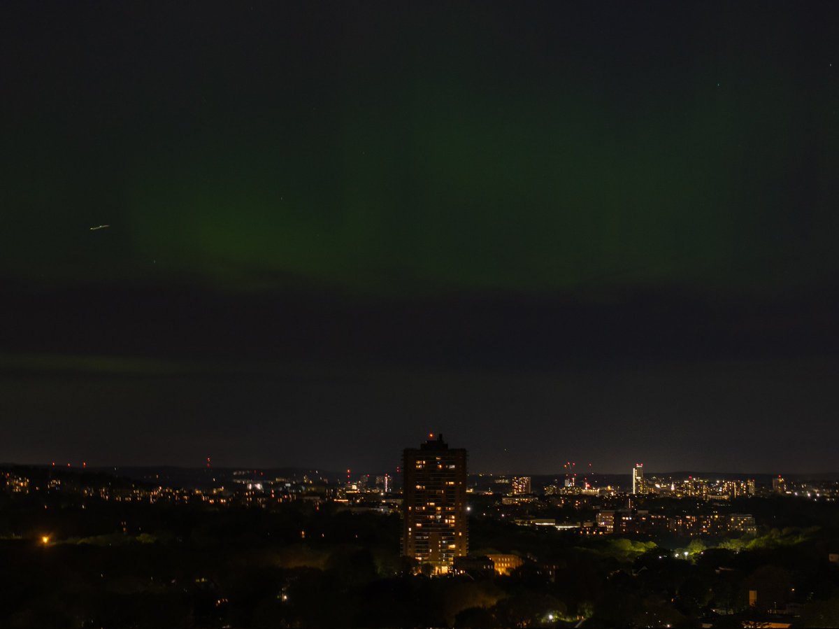 A little northern light action in JamaicaPlain. 
#drone #boston #photography #NorthernLights @WCVB @MetMikeWCVB @Met_CindyFitz @kellyannwx