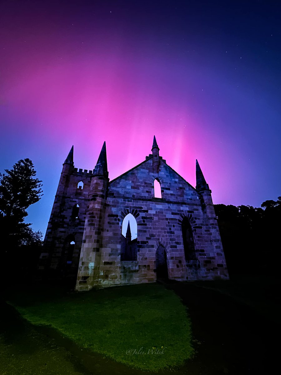 Last night, southern Tasmania was treated to a stunning aurora display following an incredible geomagnetic storm!! Tonight is predicted to be another cracker!

📸 Jules Witek - <a href="/jules/">Julie Angell</a>.witek

📌 Aurora and Astro Photography
bit.ly/Astrophotograp…