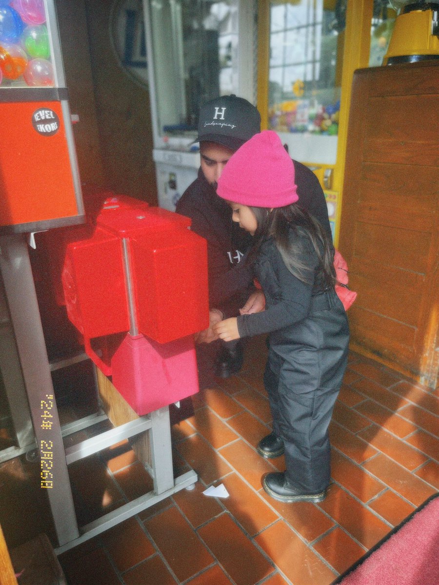 esh400's tweet image. Teaching her how I’ll get cheated out of my quarters