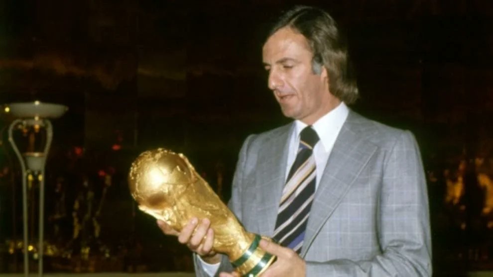 CopaLendas's tweet photo. César Luis Menotti, Argentina 🇦🇷.
Copa do Mundo de 1978, Argentina.
Campeão Mundial.
Treinador.
#menotti #argentina #worldcup1978 #copa1978 #argentina78 #fifa #leyenda #campeón #elflaco #laalbiceleste #afa #monumental #arg #rip https://t.co/hnWyQBlw9w