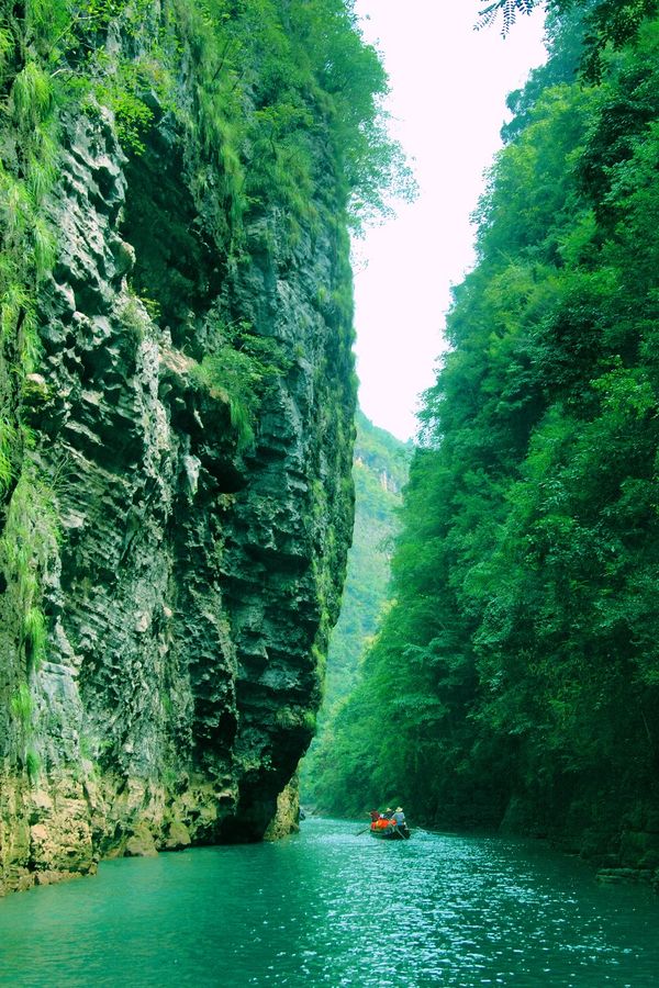 Enjoy the glittering turquoise waters of Shennong stream while cruising on the Yangtze River. 💫 🌊 🛳️ #ChinaTravel #YangtzeRiver #CenturyCruises 🌏 #TravelGoals #ChinaHolidays
