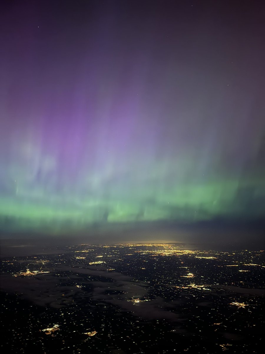 MundoEConflicto's tweet photo. 🔴 #AHORA | Aurora boreal sobre Chicago, Estados Unidos. https://t.co/gbBx5FYKbp