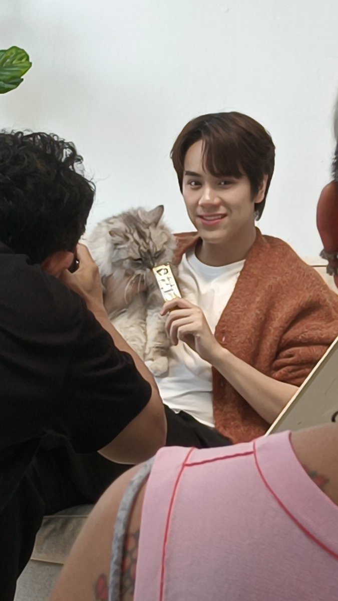 PetTaxiTH's tweet photo. เท่าที่เจอกับ นนน ตอนถ่ายโฆษณา น้องนุ่มนวลกับแมวมากๆ บอกให้ทำอะไรก็รับฟัง และยิ้มแย้มตลอด
ผมก็เลยสงสัยคำว่า #เหมียวเร้ก ที่เรียกนนน มีที่มายังงัยเหรอครับ
#รีกาลอสแค่เปิดก็ว้าว #mynameisnanon #nanon_korapat #Regalos
#พี่เปอร์ #WhopperCat #อภิชาติแมว
FB: https://t.co/HBYIU2Hj2S https://t.co/o2qmJGi3RY