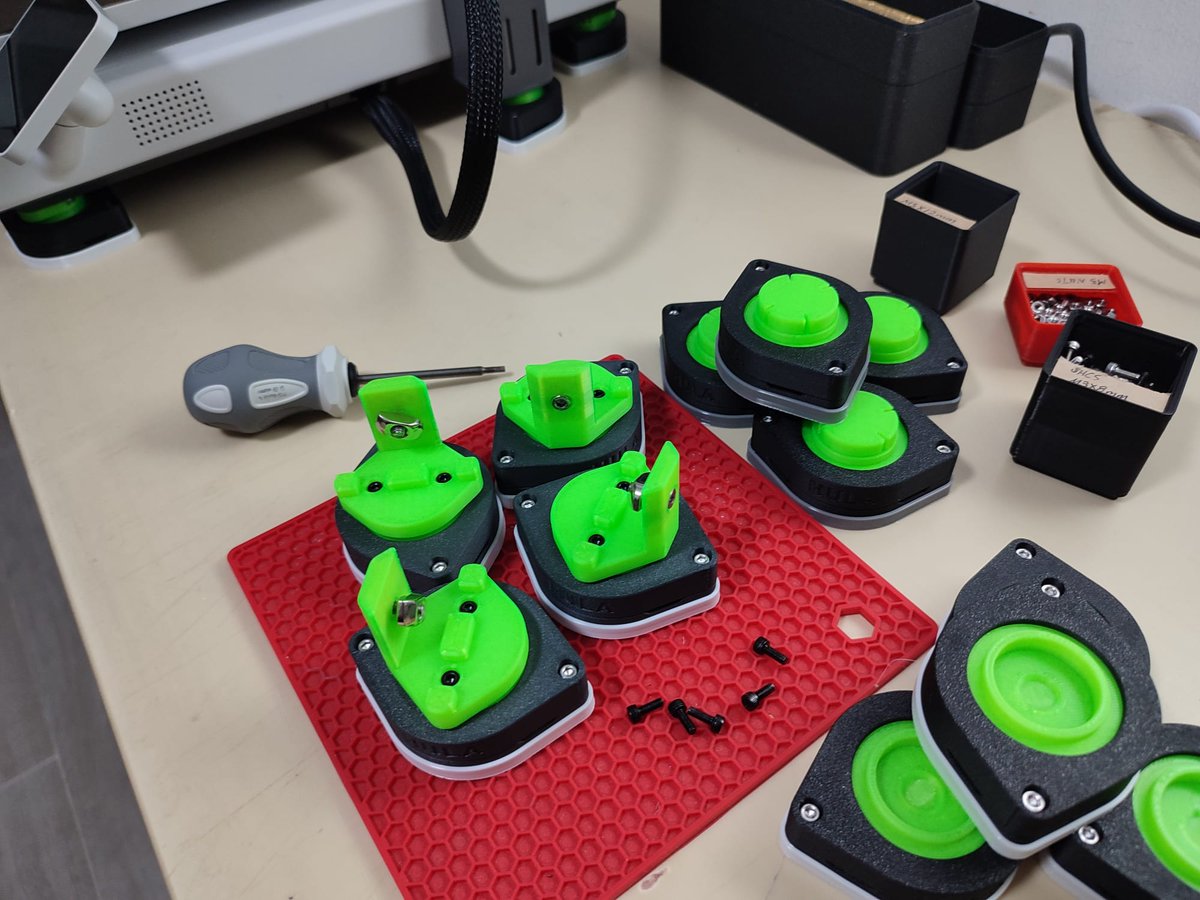 Printing all 3 variants of HULA (Bambu, Creality & Prusa) for the local community in Singapore. Using Bambu Lab Black petg-cf and Prusament Neon Green petg. #hula #antivibrationfeet