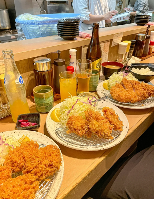 揚げたてのカツが超美味しい！ SPFポークはとても柔らかく、イエローマスタードソースがとても香ばしく、食欲をそそります。😋