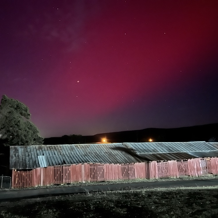 SubiacoAcademy's tweet photo. Northern lights from across campus https://t.co/mTFQcv7Z2x