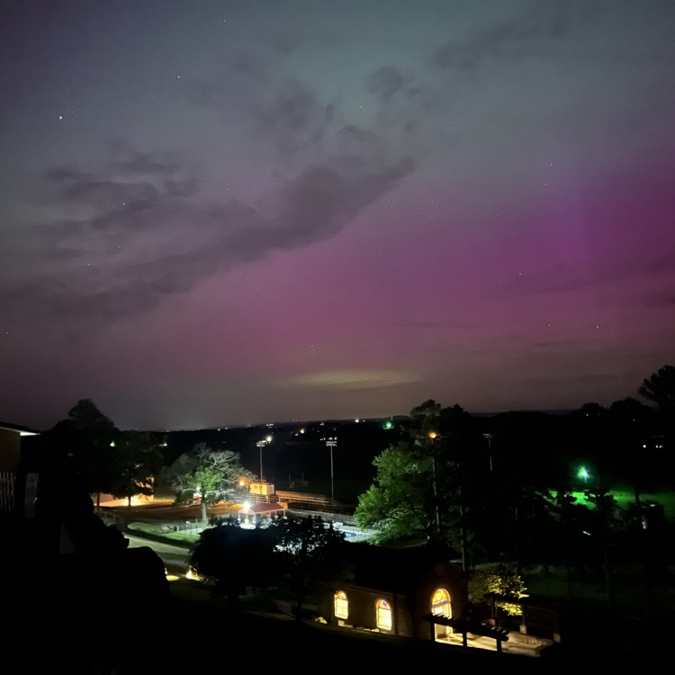 SubiacoAcademy's tweet photo. Northern lights from across campus https://t.co/mTFQcv7Z2x