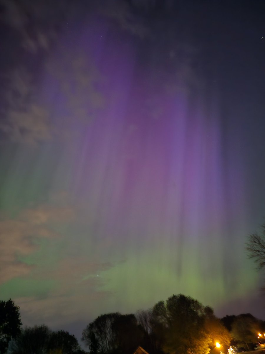 A ton of gorgeous images tonight out there. Shocking we got this in the Twin Cities with all the city lights muting it.