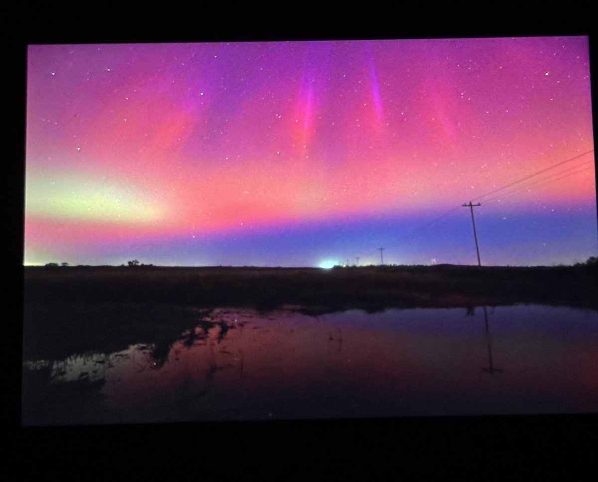 Back of camera, looking SOUTH from Nebraska. This is madness #aurora @TamithaSkov