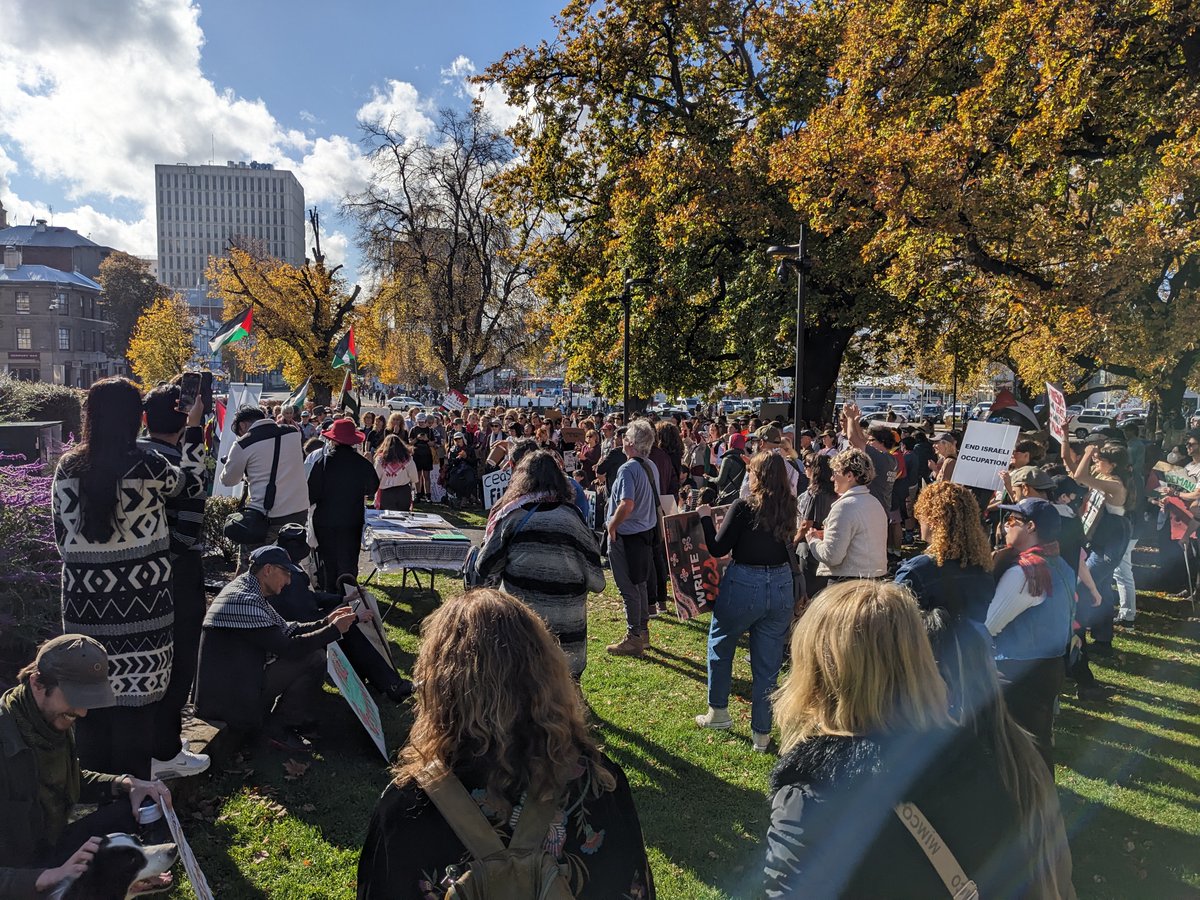 Many people attended today's free Palestine rally in Nipaluna/Hobart. This may have been the largest crowd yet.
#FreePalestine
