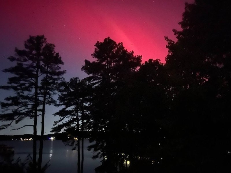 The Northern Lights are very beautiful. I hope everyone will feel as beautiful as the Northern Lights when they see this painting.