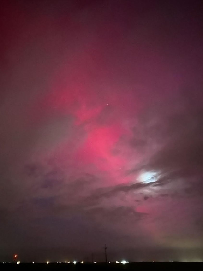 NWSLubbock's tweet photo. 📷 One of our staff members captured this photo of the Aurora Borealis near Shallowater (about 10 miles northwest of Lubbock) this evening. Can you see it where you are? #lubwx #txwx https://t.co/sUIEacIXQa