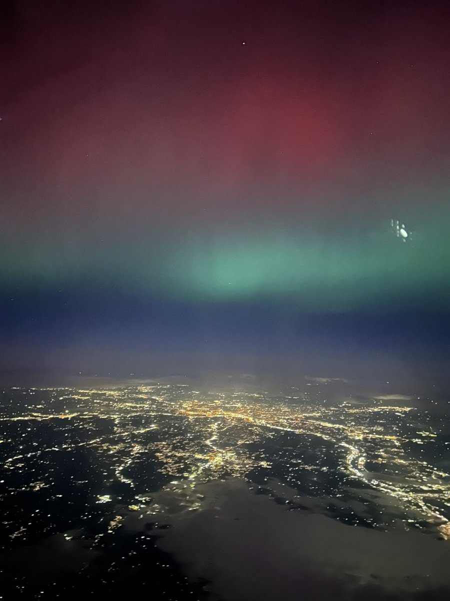 i literally can’t get over my view of the northern lights from the plane😩

#aurora #NorthernLights