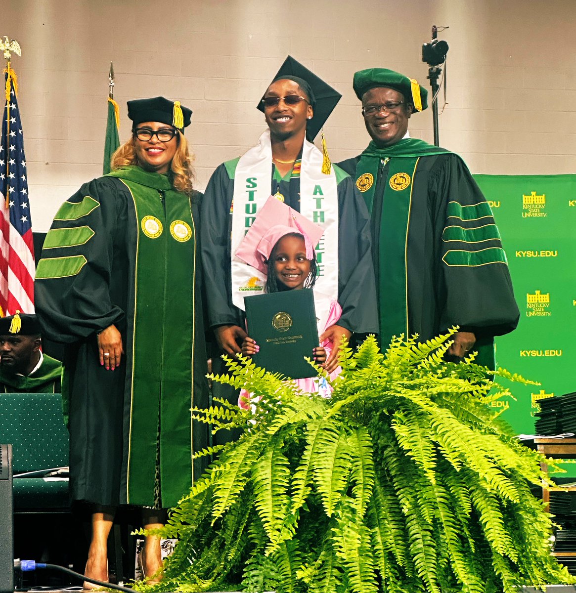 GreenJaydon's tweet photo. WE DID IT💚💗
#HBCUGrads https://t.co/HTgIvaLOtE
