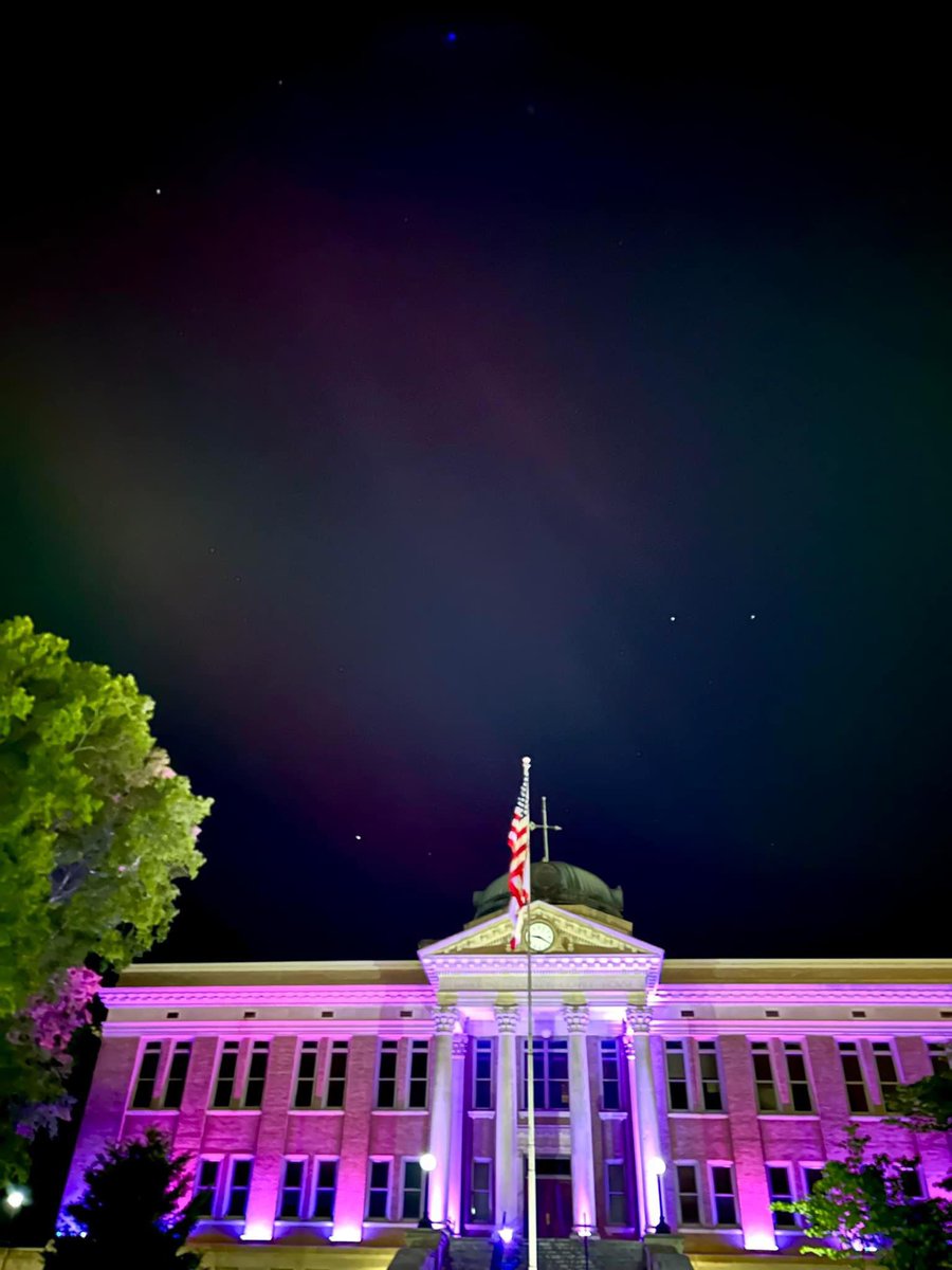 Unbelievable! Caught a glimpse of the mesmerizing Northern Lights right here in downtown @AthensAL. Nature’s magic knows no bounds! 🌌 #NorthernLights #AthensAlabama #VisitNorthAL #SweetHomeAlabama #Alabama #Downtown #MainStreet #Courthouse 

Photo: Victoria Wagner