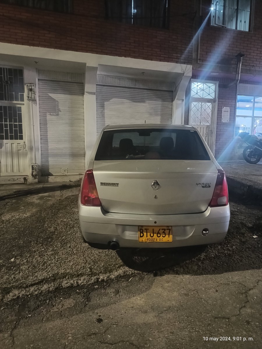 orama10's tweet photo. @SectorMovilidad Paso a reportar un mal parqueado, obstruyendo la entrada o salida de los vehículos de la casa en la calle 48 Q sur # 5-18 https://t.co/5sglNEGgb5