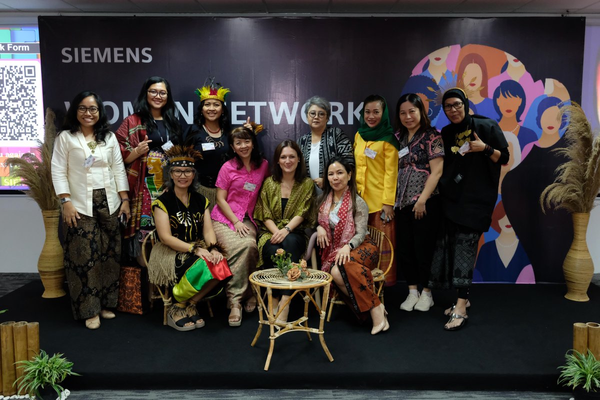 🌸 #TeamSiemens Indonesia celebrates women’s empowerment on #KartiniDay! Last month, more than 100 empowered women adorned in colourful traditional attire gathered at the Women Network event. At Siemens, we continue to #InspireInclusion and #TransformTheEveryday for everyone! 💖