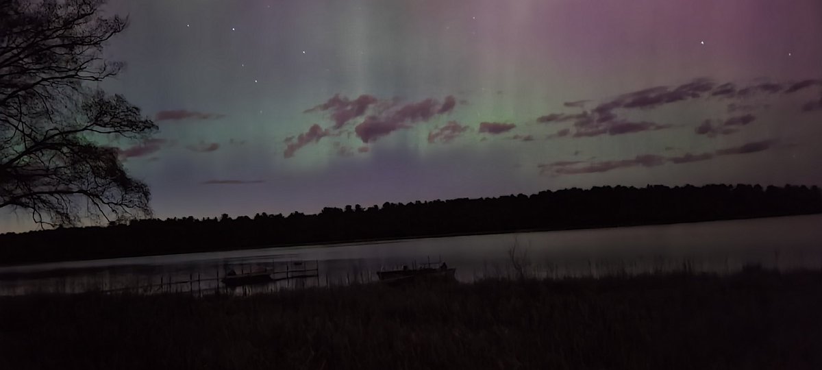 RodmenSmith's tweet photo. Northern lights over Winnie. https://t.co/qb54BOO3jS