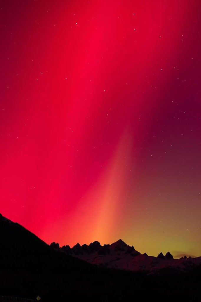 Aurora from Puerto Williams, Chile
Insane.
Credit: @nelsonglobetrottercl on IG