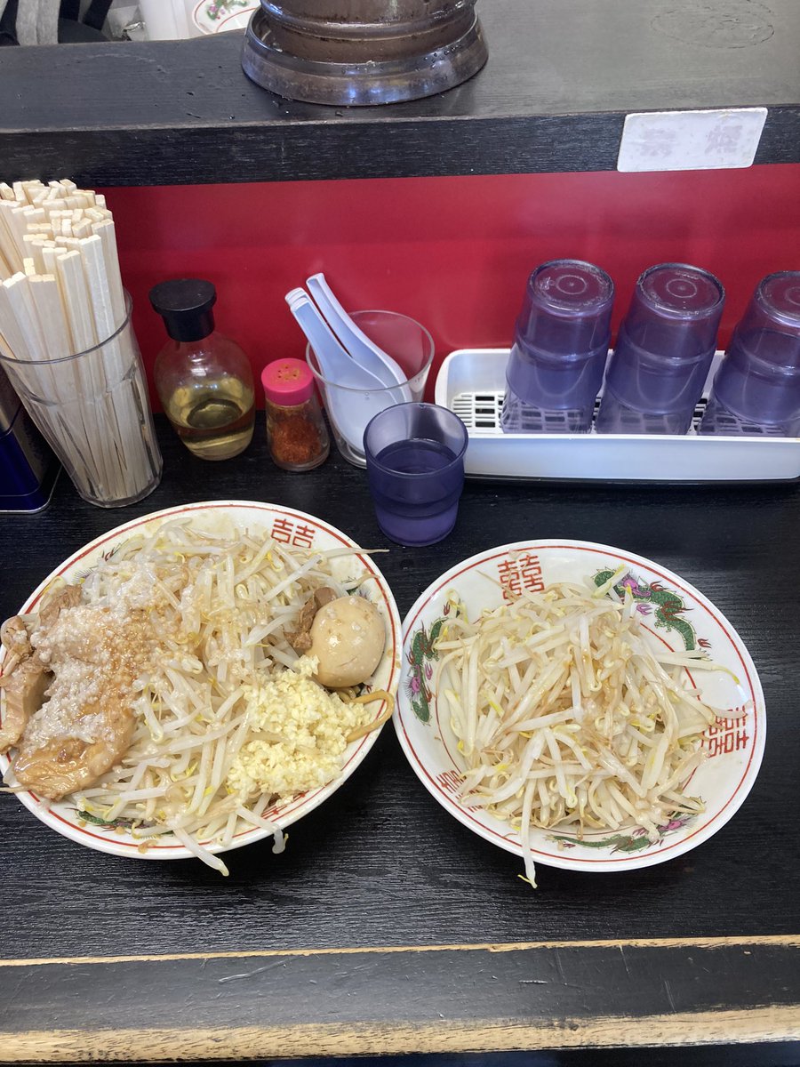 横浜市神奈川区の二郎系のラーメン屋のぶた麺で中盛りまぜそばをいただきました。玉子のトッピング付きです。野菜はマシマシにすると潔く別皿でついて来ます。
神奈川区の貴重な二郎系のラーメン屋です。
美味しかったです。