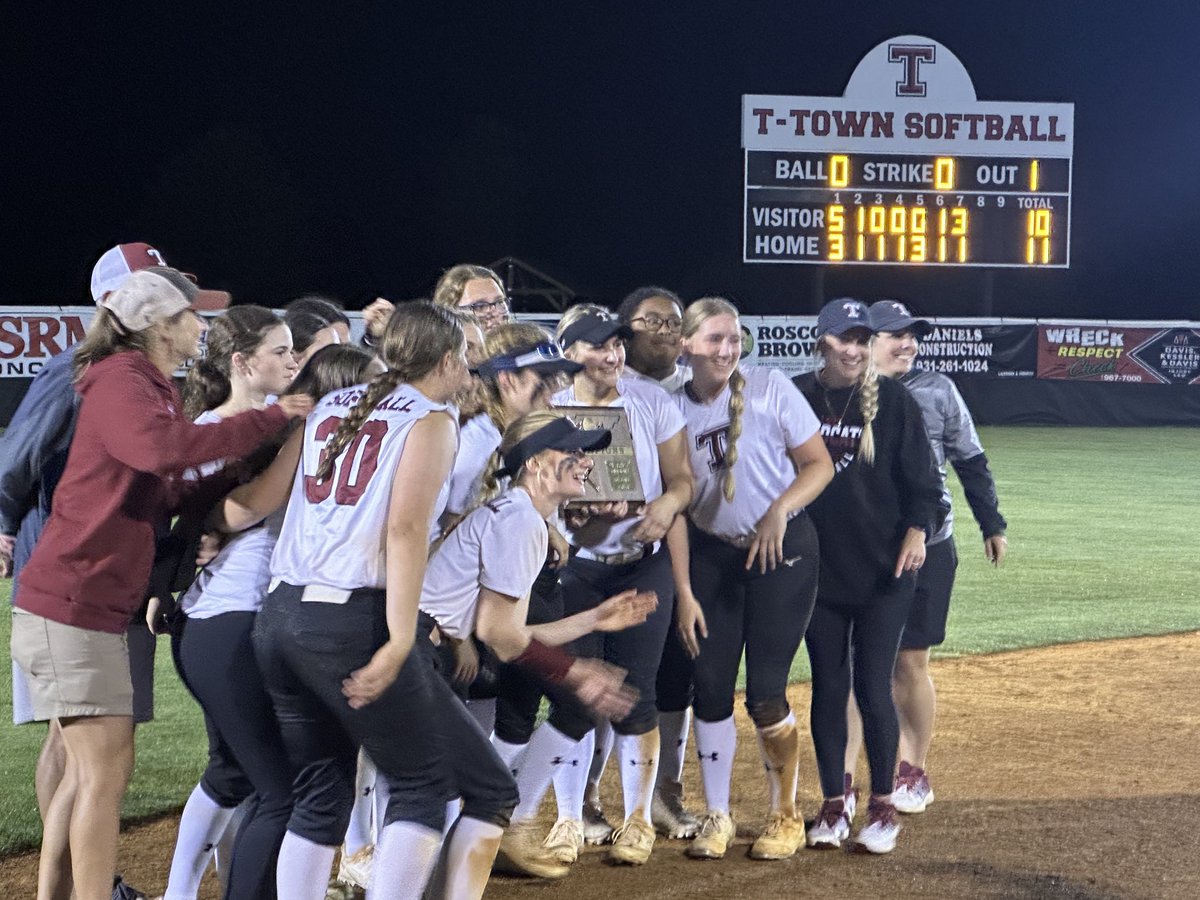 On an unusual Tennessee night with the northern lights being displayed, Lady Cats are district CHAMPIONS! 11-10 over Marshall Co in the 2nd game following Marshall’s 7-6 victory. Great night! ⁦@TCSPublic⁩ ⁦@TullahomaHS⁩